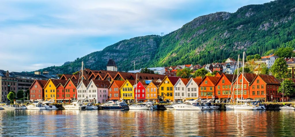 Bryggen i Bergen er noe alle som besøker Bergen må få med seg, spesielt på en vakker dag som på dette bildet der sola skinner.