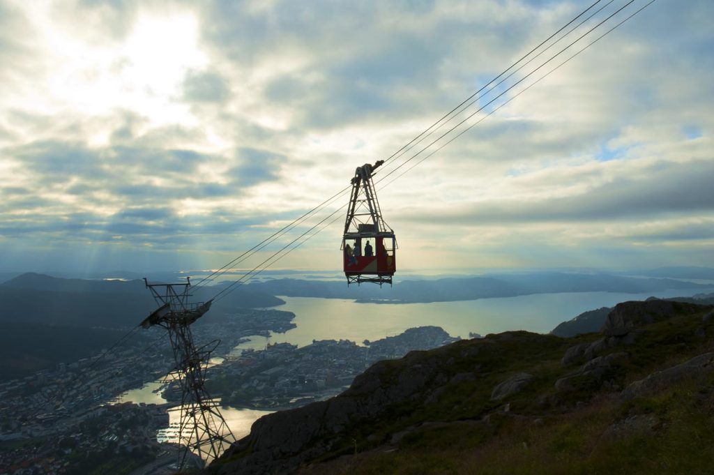 Ulriken, med utsikt over Bergen by og Ulriksbanen er det høyeste fjellet og blant populære ting å gjøre i Bergen.