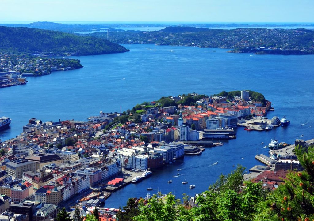 Utsikt fra Fløyfjellet over Bergen en vakker sommerdag.